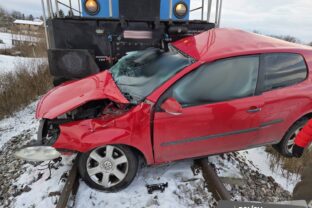 Zrážka rušňa s autom v Dolných Našticiach v okrese Bánovce nad Bebravou.