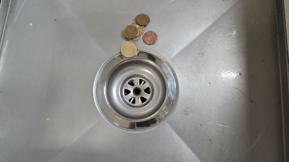 Ľudia začali dávať do drezu mincu
