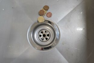 Ľudia začali dávať do drezu mincu