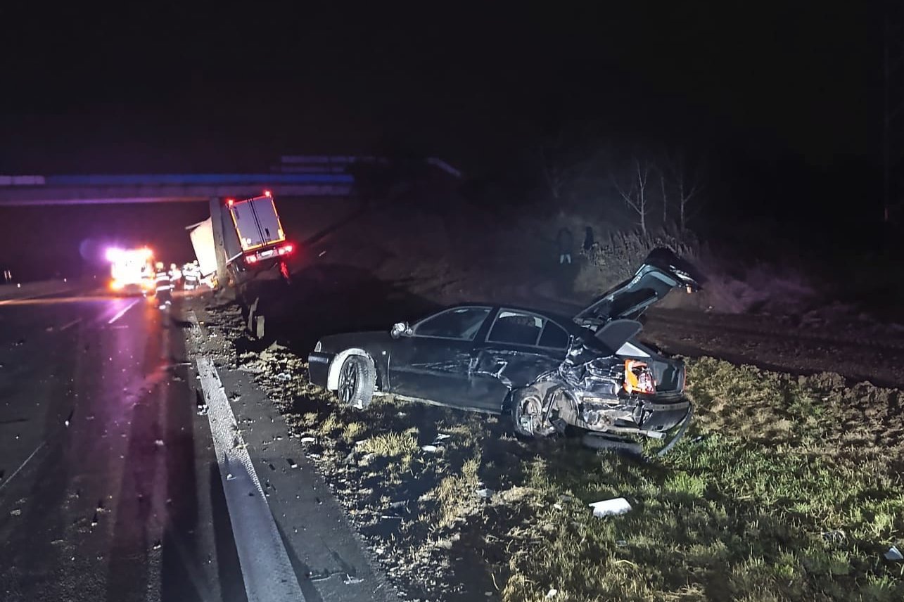 Dopravn&aacute; nehoda obmedzila prem&aacute;vku na D1 v smere do Bratislavy, dva jazdn&eacute; pruhy s&uacute; uzatvoren&eacute; - Na&scaron;aDoprava.sk