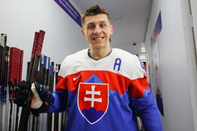 Slovenskí hokejisti mali pred štvrťfinále tímové fotenie. Dobrá nálada, grimasy aj účesy (fotografie)