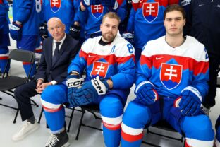 Slovenskí hokejisti mali pred štvrťfinále tímové fotenie. Dobrá nálada, grimasy aj účesy (fotografie)