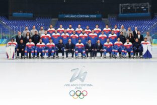 Slovenskí hokejisti mali pred štvrťfinále tímové fotenie. Dobrá nálada, grimasy aj účesy (fotografie)