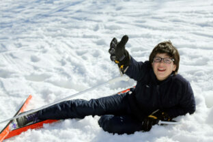 Boy asks for help after the fall with skis