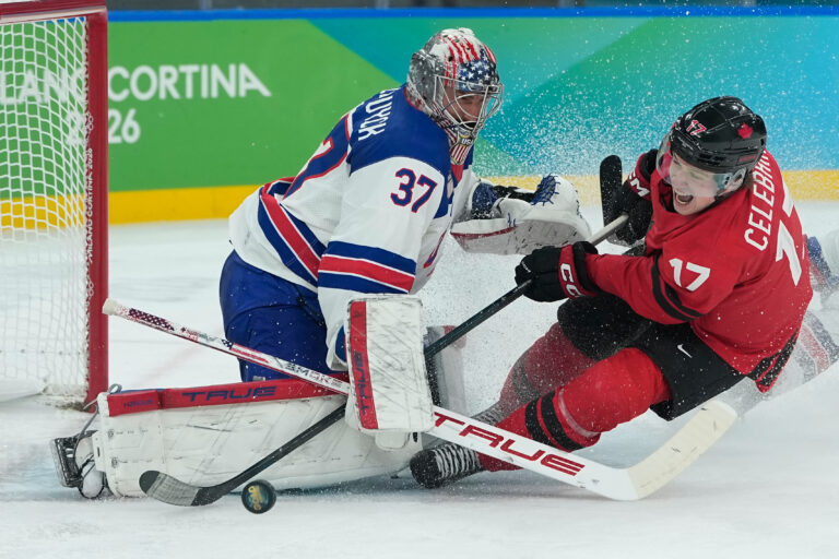 Hokej finále na olympiáde: Kanada - USA (fotografie)