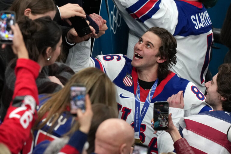 Hokej finále na olympiáde: Kanada - USA (fotografie)