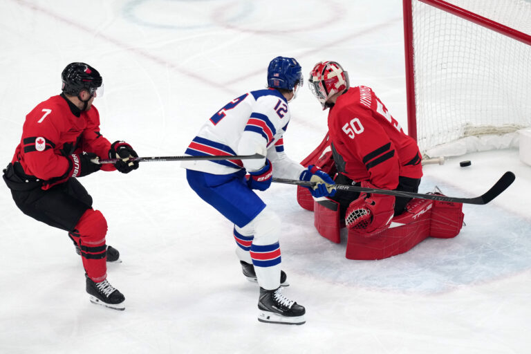 Hokej finále na olympiáde: Kanada - USA (fotografie)