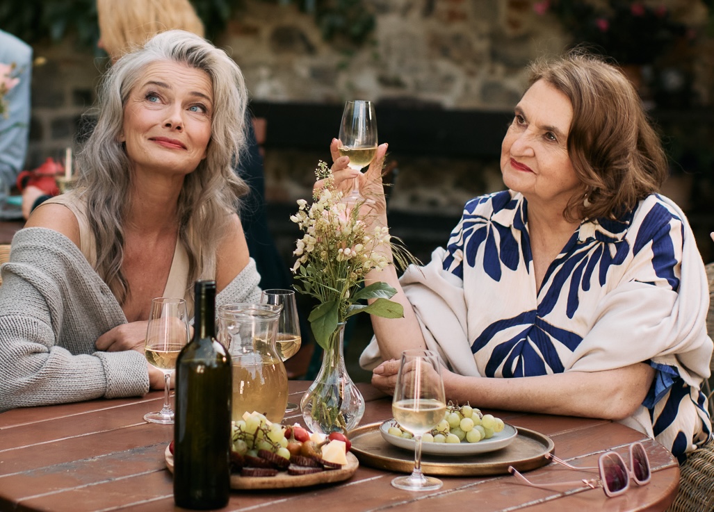 Bardotkypavlina porizkova a eva holubova ako valeria a iva zdroj bontonfilm.jpg