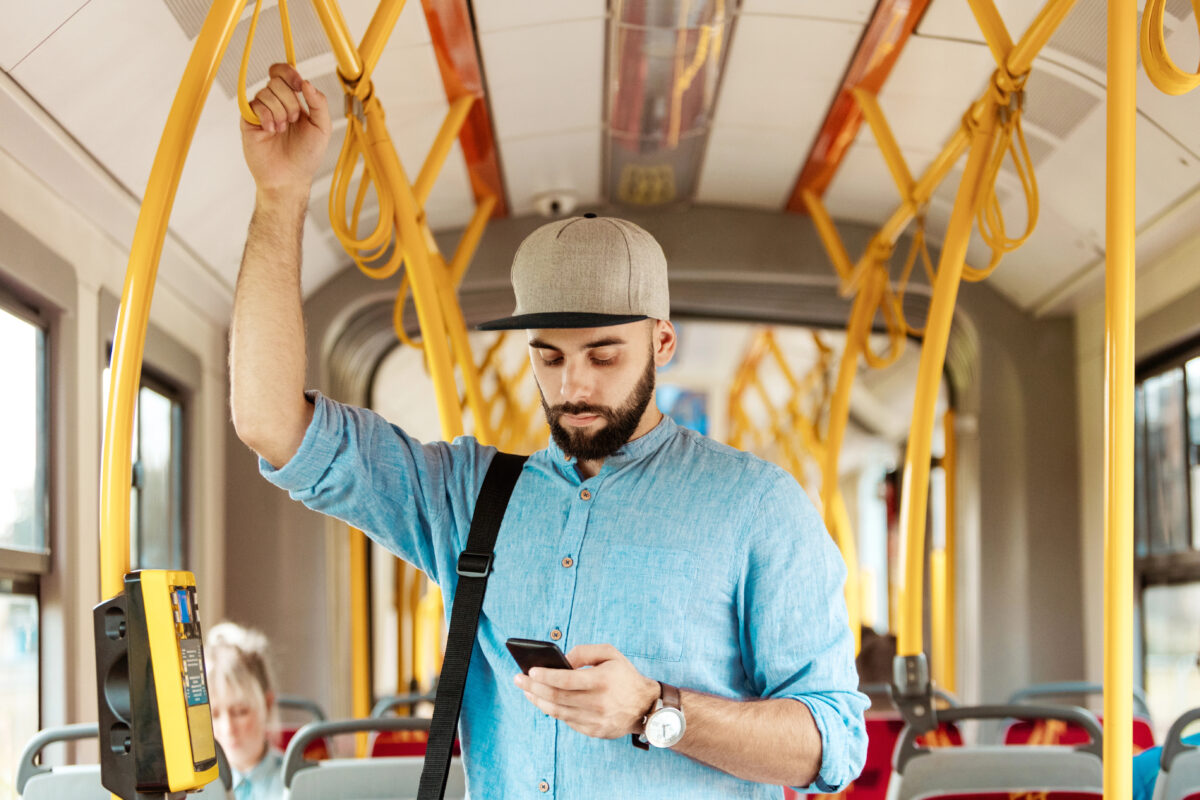 používanie telefónu v autobuse