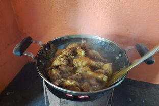 prskajúci olej na panvici