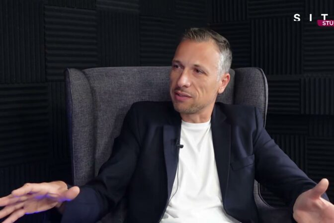 Peter Šesták pri nahrávaní podcastu Fish & Chips