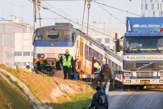 Cranes return derailed train to tracks at Amsterdam Zuid WTC station
