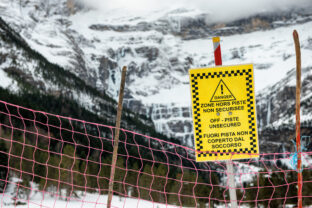 Sign alerts off piste unsecured in the french mountains