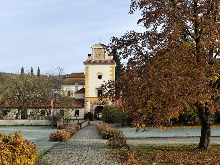 vstupná brána do zámku.