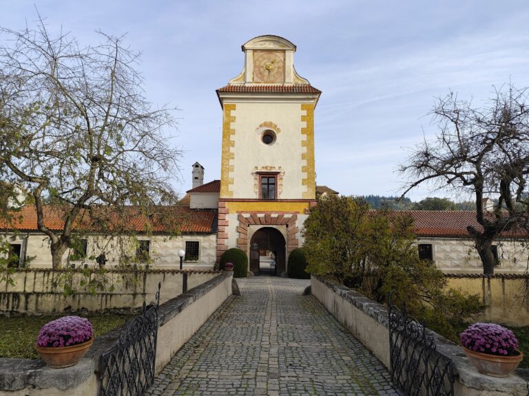 Vstupná brána do zámku. Kratochvíle.