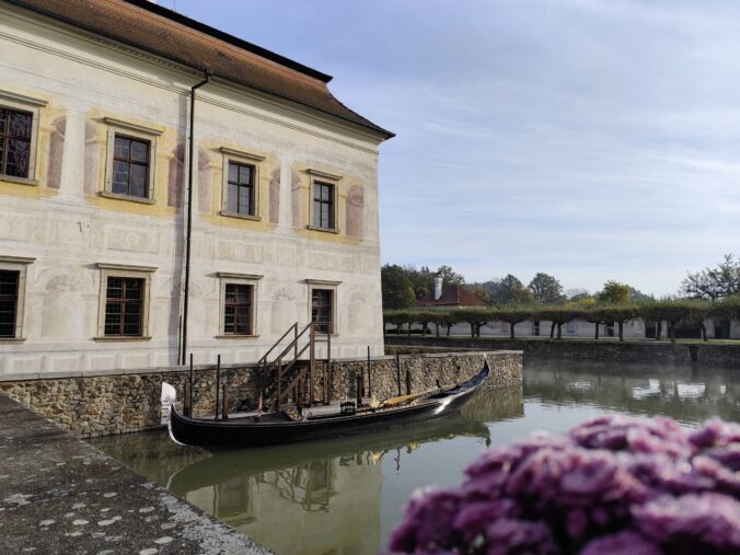 Gondola na vodnej priekope pri Zámku Kratochvíle v Netoliciach, renesančný zámok inšpirovaný Benátkami