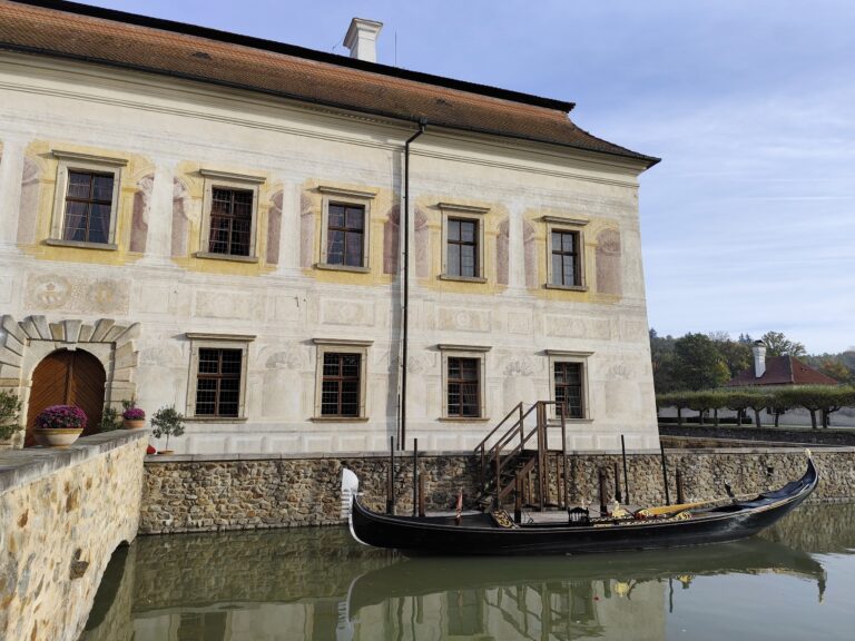 Gondola na vodnej priekope pri Zámku Kratochvíle v Netoliciach, renesančný zámok inšpirovaný Benátkami