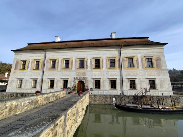 Vodná priekopa a gondola dotvárajú atmosféru „malého raja“, ktorý si dal vybudovať Vilém z Rožmberka.