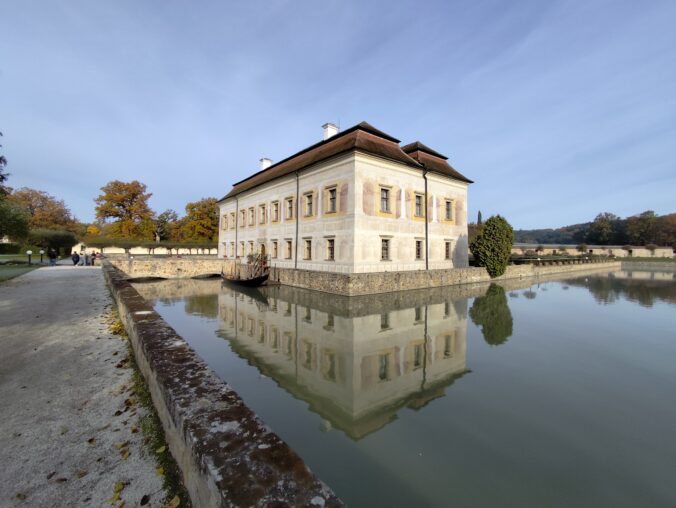 Panoramatický pohľad na Zámok Kratochvíle v Netoliciach s odrazom v vodnej priekope, renesančný zámok inšpirovaný Benátkami