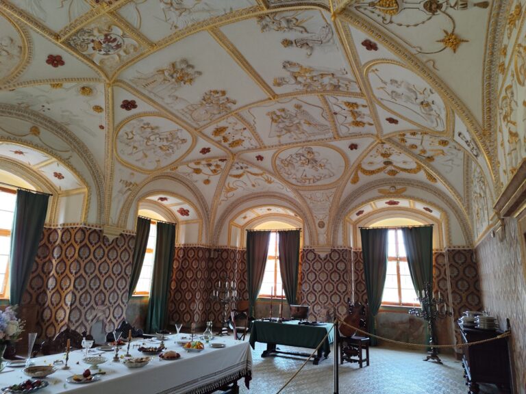 Renesančný interiér Zámku Kratochvíle so zdobeným štukovým stropom od Antonia Melanu