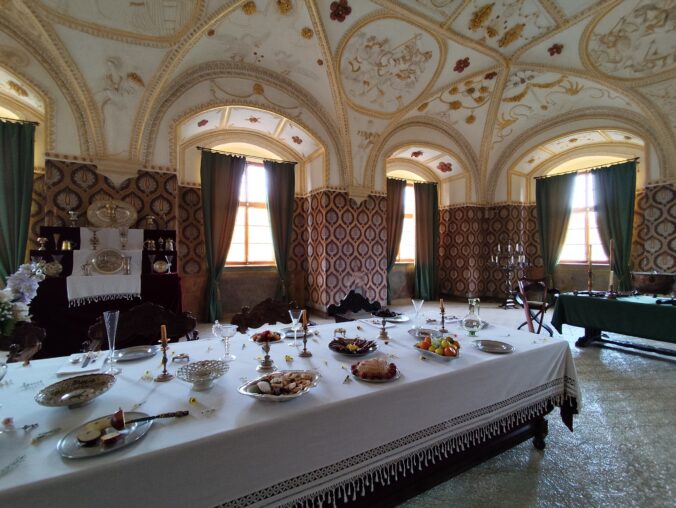 Renesančný interiér Zámku Kratochvíle so zdobeným štukovým stropom od Antonia Melanu