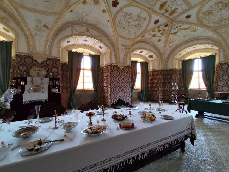 Renesančný interiér Zámku Kratochvíle so zdobeným štukovým stropom od Antonia Melanu