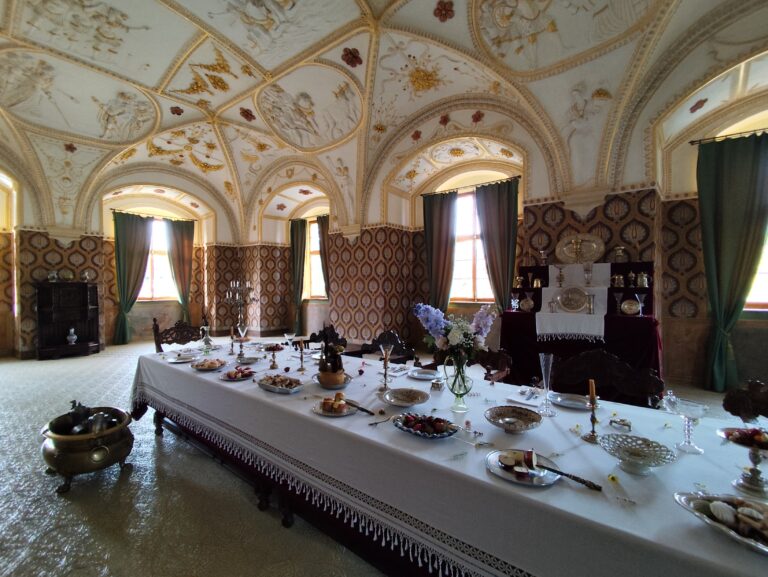 Renesančný interiér Zámku Kratochvíle so zdobeným štukovým stropom od Antonia Melanu