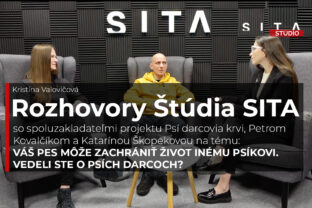 Katarína Škopeková a Peter Kovalčík, zakladatelia projektu Psí darcovia krvi v rozhovore s Kristínou Valovičovou počas nahrávania video podcastu v  Štúdiu SITA.