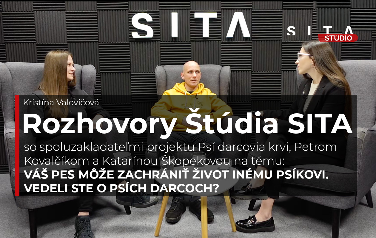 Katarína Škopeková a Peter Kovalčík, zakladatelia projektu Psí darcovia krvi v rozhovore s Kristínou Valovičovou počas nahrávania video podcastu v  Štúdiu SITA.