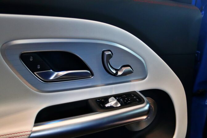Mercedes_glb_eq_30.jpg