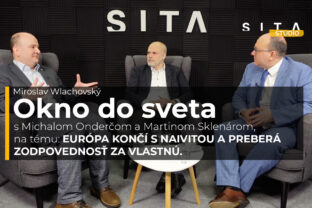 Michal Onderčo a Martin Sklenár v rozhovore s Miroslavom Wlachovským počas nahrávania video podcastu v Štúdiu SITA.