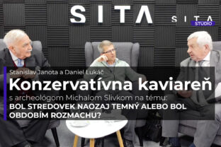 Michal Slivka, archeológ v rozhovore s Danielom Lukáčom a Stanislavom Janotom počas nahrávania video podcastu v Štúdiu SITA.