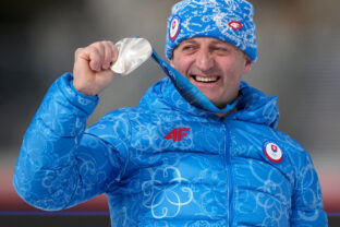 Bývalý biatlonista Pavol Hurajt si na ZOH 2026 Miláno/Cortina prevzal striebornú medailu