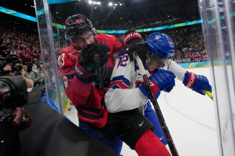 Hokej finále na olympiáde: Kanada - USA (fotografie)