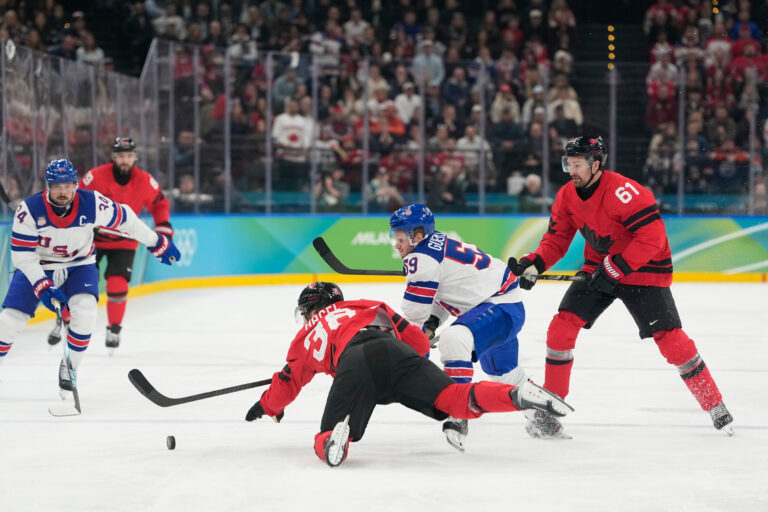 Hokej finále na olympiáde: Kanada - USA (fotografie)