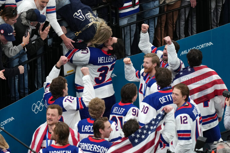 Hokej finále na olympiáde: Kanada - USA (fotografie)
