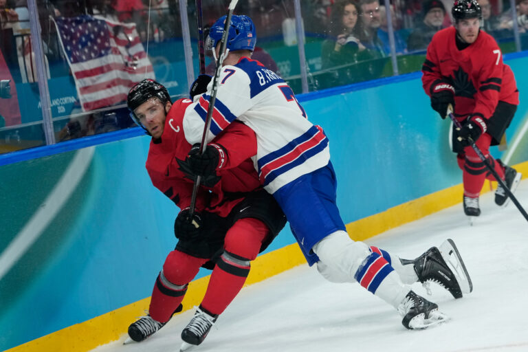 Hokej finále na olympiáde: Kanada - USA (fotografie)