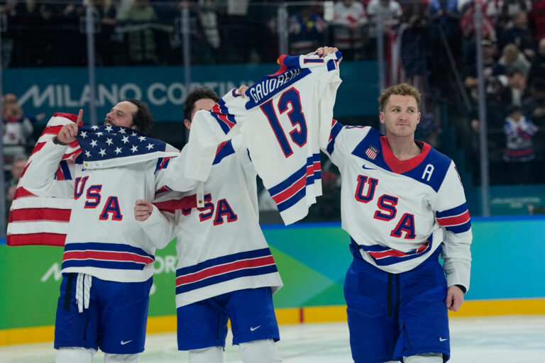 Hokej finále na olympiáde: Kanada - USA (fotografie)