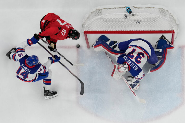 Hokej finále na olympiáde: Kanada - USA (fotografie)