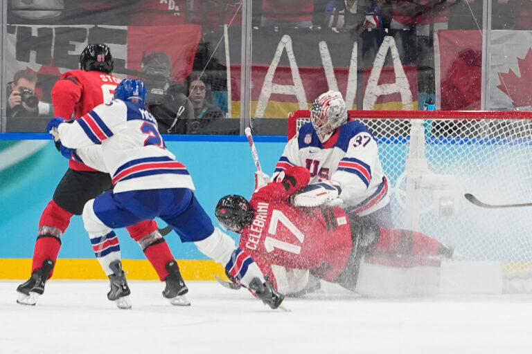 Hokej finále na olympiáde: Kanada - USA (fotografie)