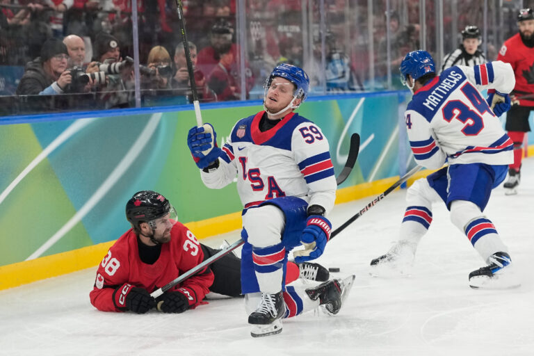Hokej finále na olympiáde: Kanada - USA (fotografie)