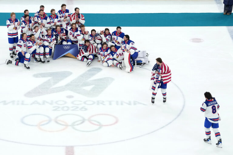 Hokej finále na olympiáde: Kanada - USA (fotografie)