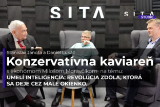 Ekonóm Miloš Moravčík v rozhovore s Danielom Lukáčom a Stnislavom Janotom počas nahrávania video podcastu v Štúdiu SITA.