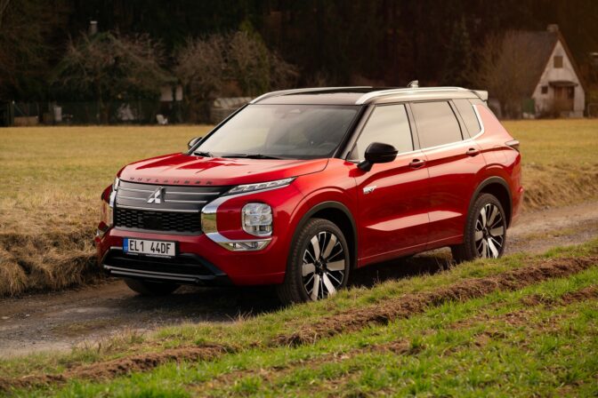 Mitsubishi outlander phev_10.jpg