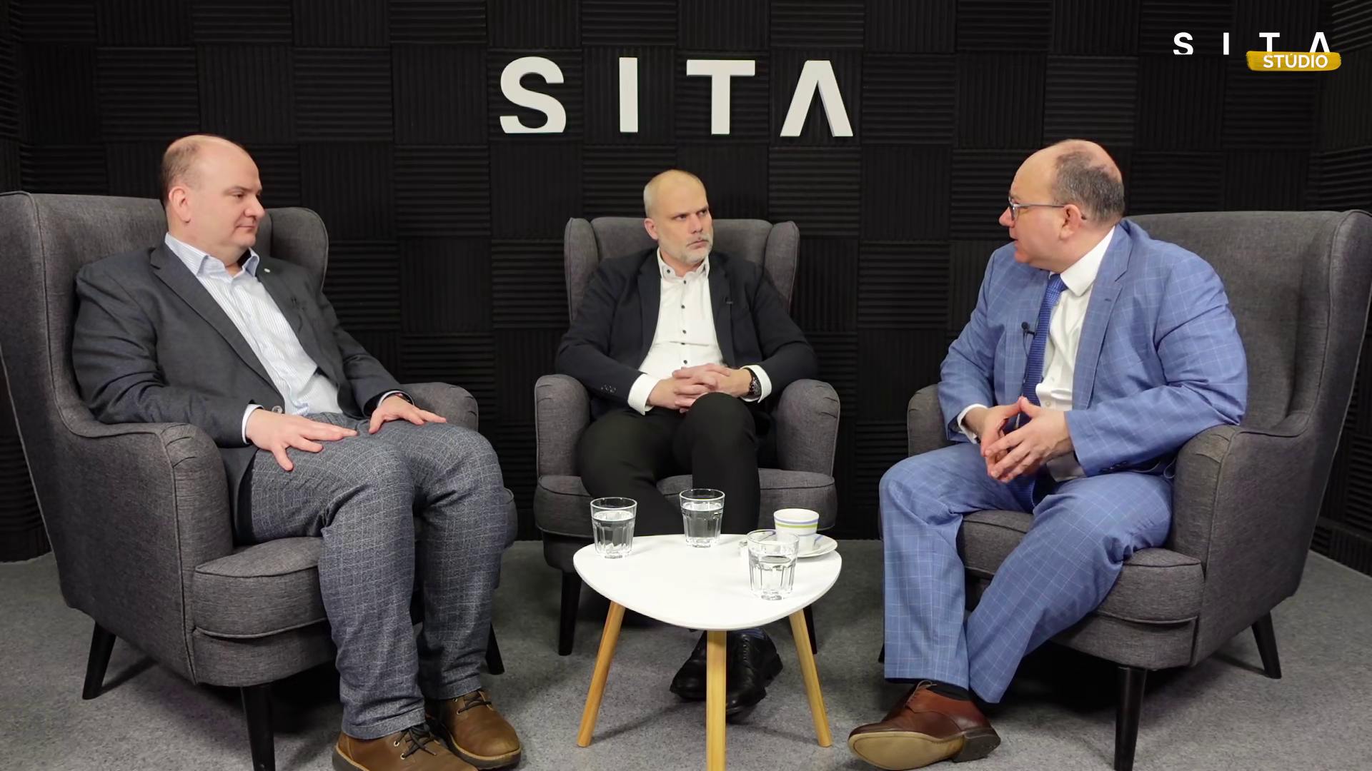 Okno so sveta: Eur&oacute;pa konč&iacute; s naivitou a preber&aacute; zodpovednosť za vlastn&uacute; obranu - SITA.sk
