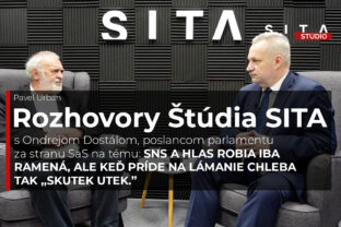 Ondrej Dostál v rozhovore s Pavlem Urbanom počas nahrávania video podcastu v Štúdiu SITA.