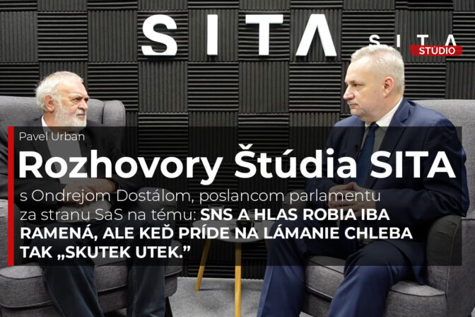 Ondrej Dostál v rozhovore s Pavlem Urbanom počas nahrávania video podcastu v Štúdiu SITA.