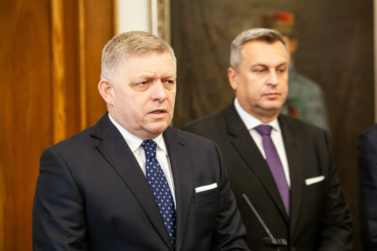 Premiér a predseda strany Smer SD Robert Fico s lídrom SNS a podpredsedom parlamentu Andrejom Dankom.