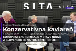 Radovan Ďurana v rozhovore s Danielom Lukáčom a Stanislavom Janotom počas nahrávania novej epizódy video podcastu Konzervatívna kaviareň v Štúdiu SITA.