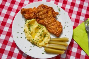 rezeň so zemiakovou kašou a uhorkami